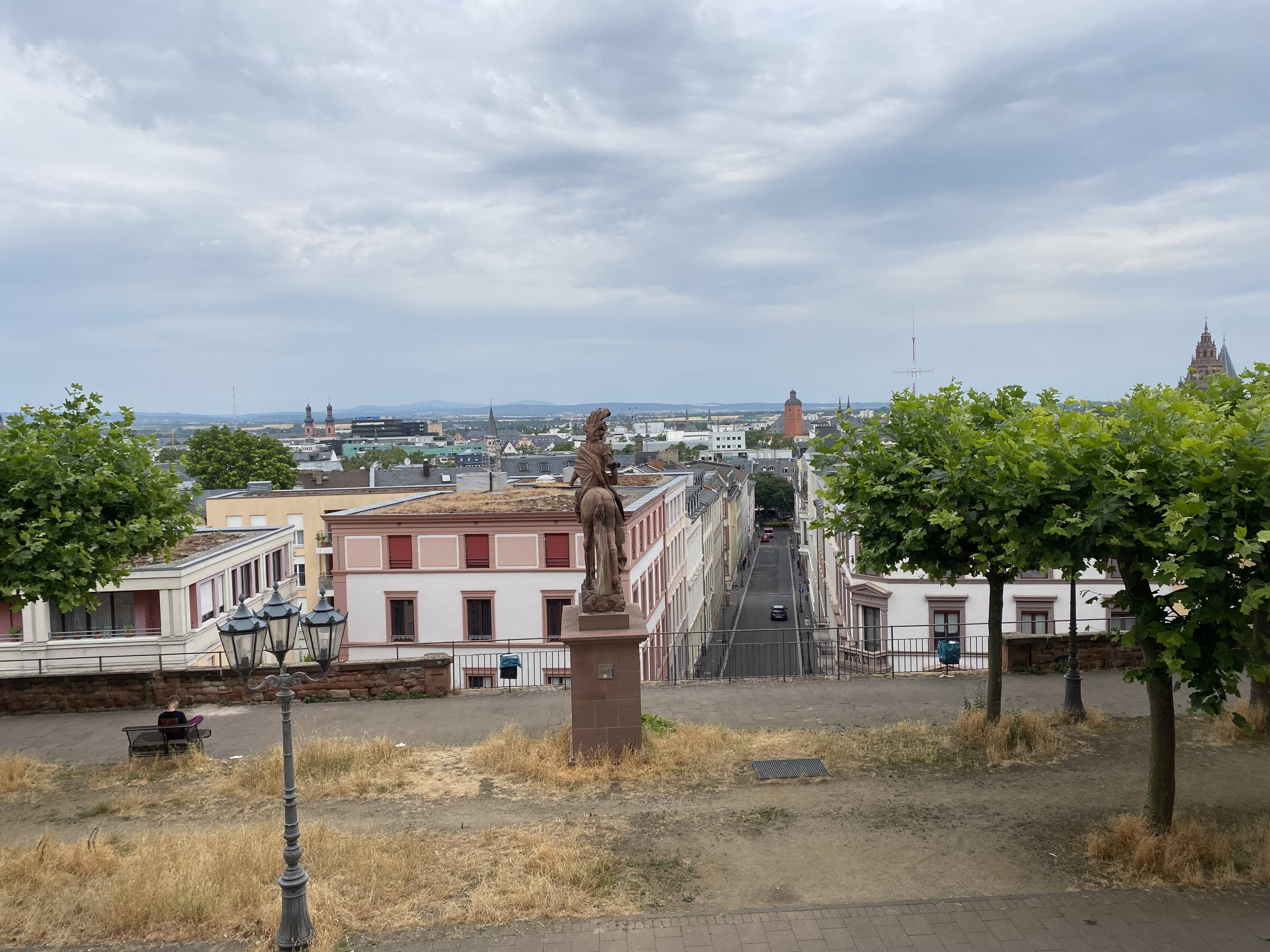 Der Blick vom Lager auf den zivilen Ort und Rhein.